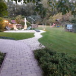 Udvar - napozó terasszal, játszóval