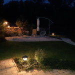 napozó terasz éjszakai fényben